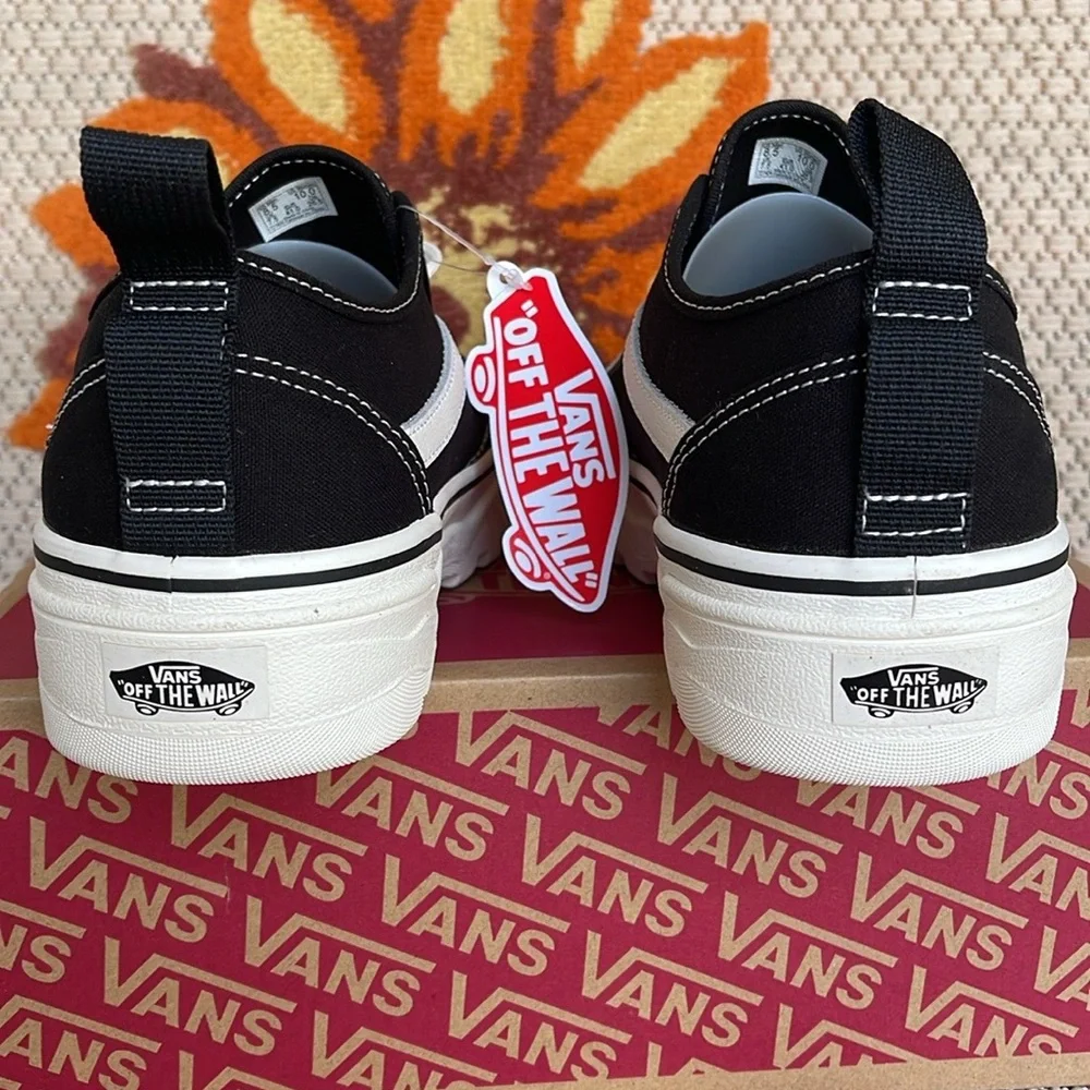 Vans Men’s Sentry Old Skool (Canvas) Black/Marshmallow
VN0A5KR3VQE
Sneakers - Picture 15 of 16